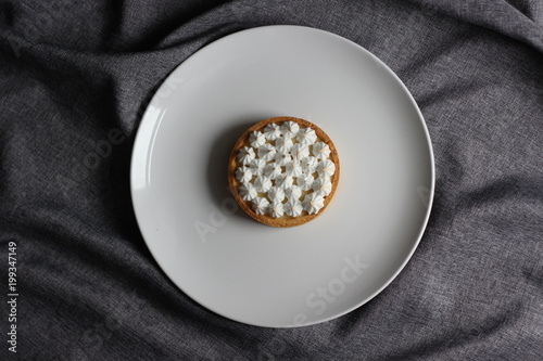 Tart with lemon kyrd
