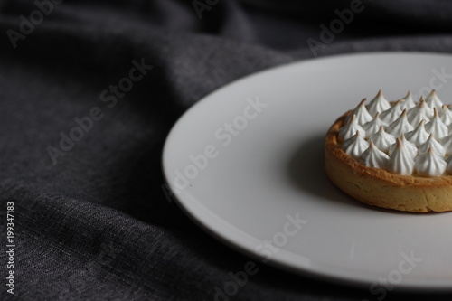 Tart with lemon kyrd