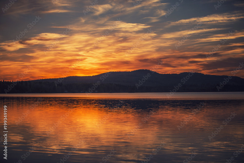 Obraz premium Sunset by the lake