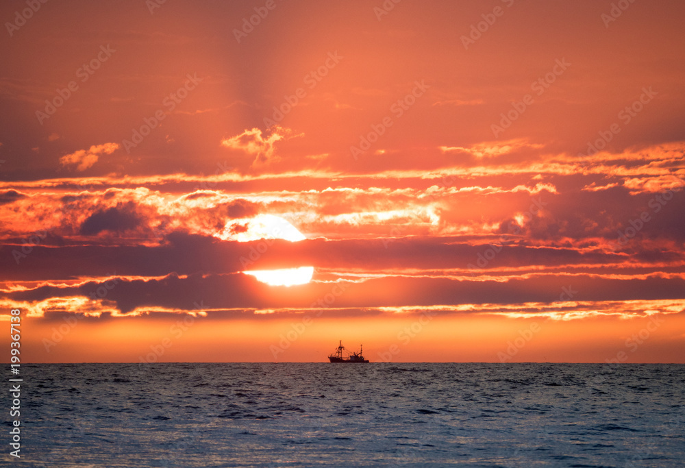 Schiffs-Silhouette bei Sonnenuntergang