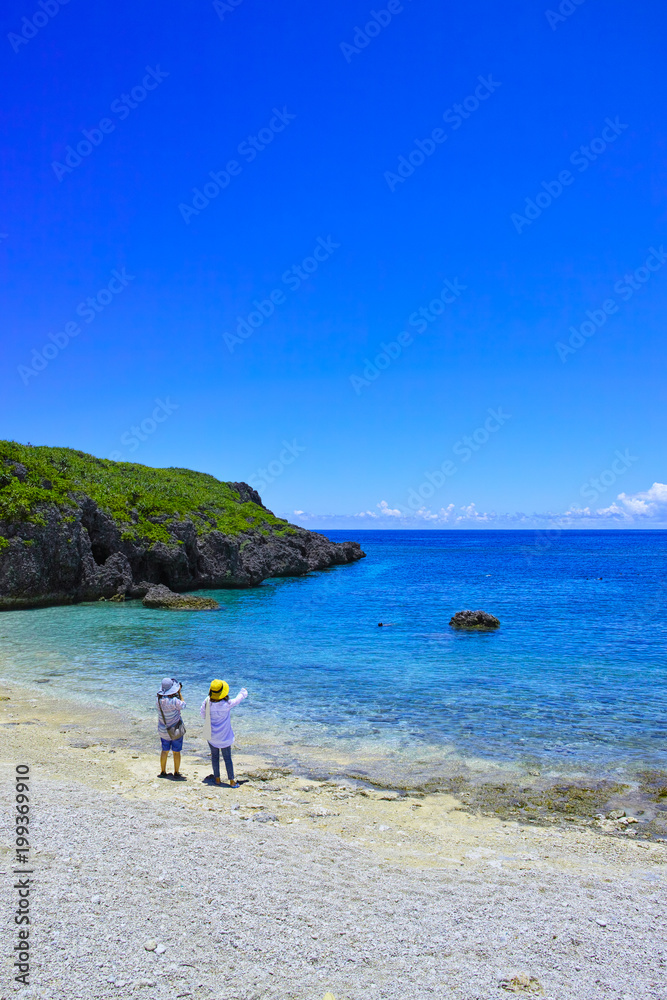 真夏の宮古島、中の島ビーチを見物する二人の女性 真夏の宮古島、中の島ビーチを見物する二人の女性
