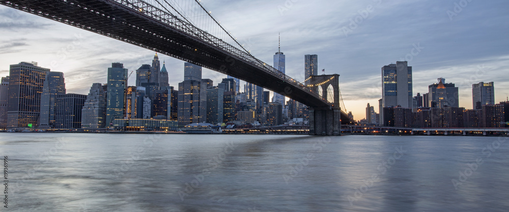 Fototapeta premium Brooklyn Bridge at dusk