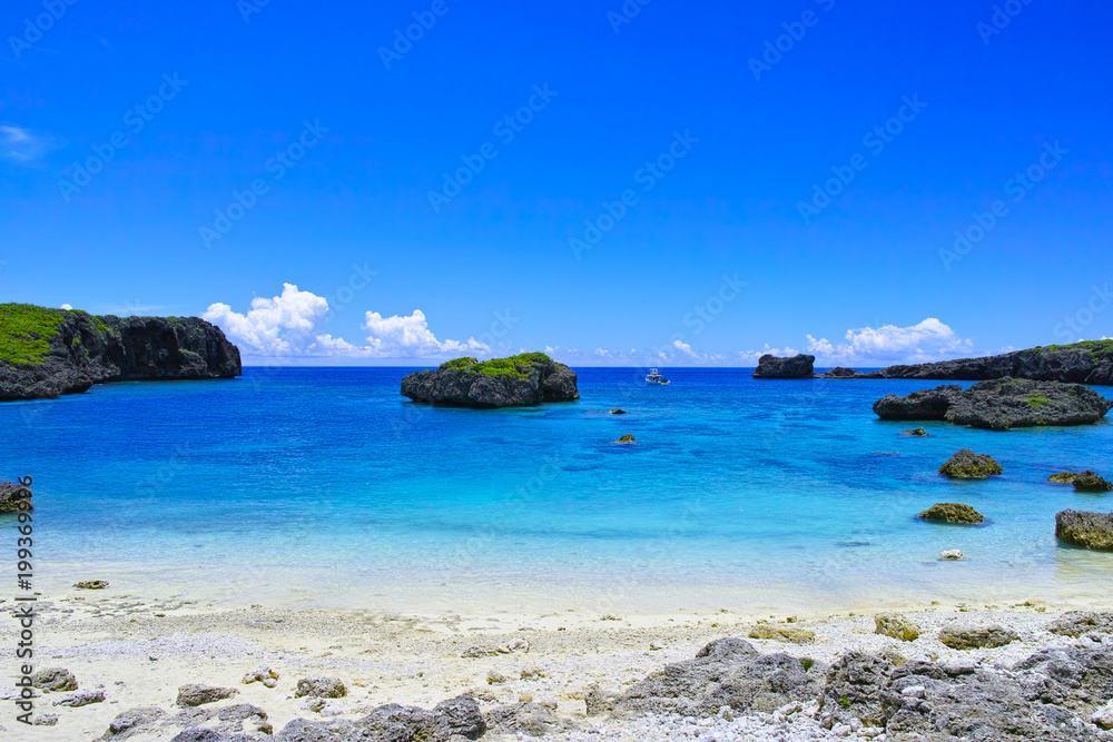 真夏の宮古島、中の島ビーチの景観