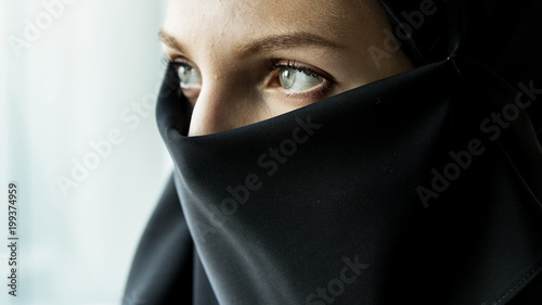 Tableau sur toile Close up of islamic woman portrait