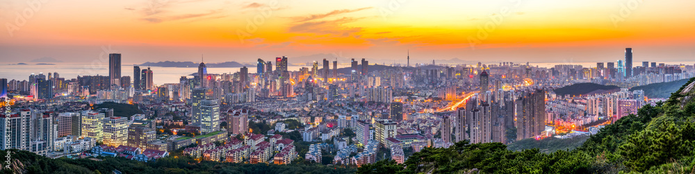 Obraz premium A bird's eye view of the beautiful city scene of the coastal city of Qingdao