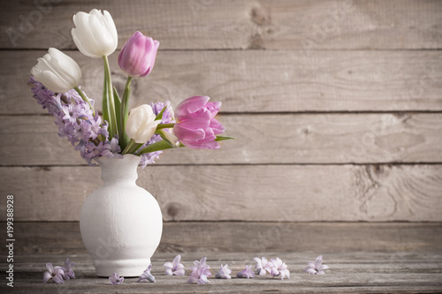 Fototapeta Naklejka Na Ścianę i Meble -  spring flowers in vase on old wooden background