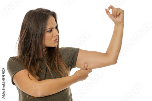 Foto beautiful woman pinching fat on her hand on white background
