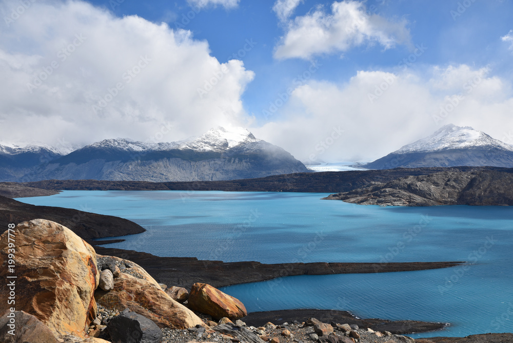 Lac turquoise du glacier Upsala en Patagonie, Argentine