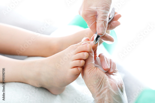 Podologia. Lekarz opracowuje paznokie   u stopy.