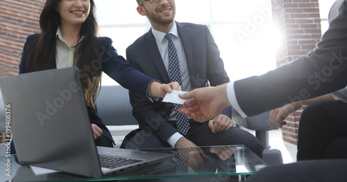 Billede på lærred Close-up of two businesspeople exchanging visiting card