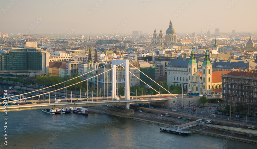 Obraz premium Scenic view of Danube river and Pest from Buda hills, Budapest, Hungary