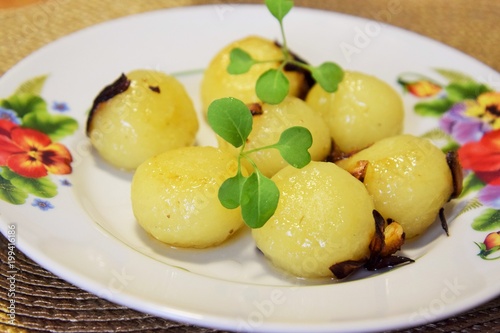 Аппетитные картофельные клёцки с жаренным луком и салатом 