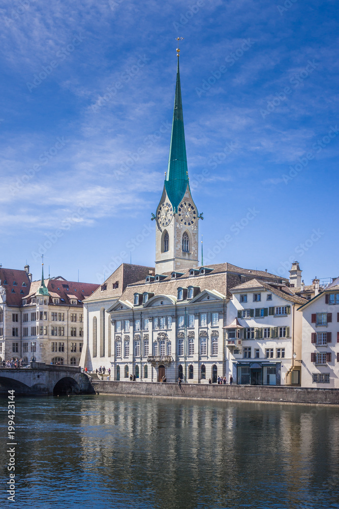 Historic Zürich center with famous Fraumünster Church, Limmat river and Zürichsee, Switzerland. Historisches Zentrum von Zürich mit der berühmten Fraumünsterkirche, Limmat, Zürichsee, Schweiz.