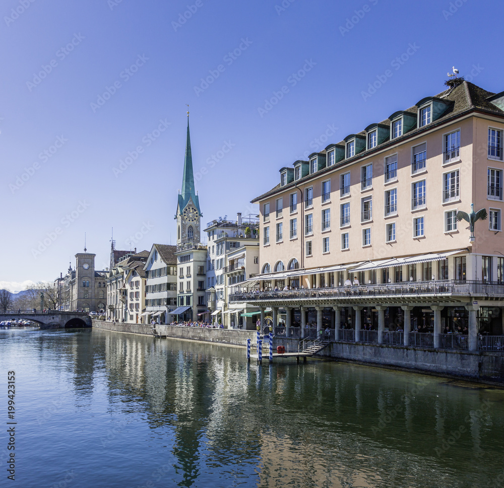 Naklejka premium Historic Zürich center with famous Fraumünster Church, Limmat river and Zürichsee, Switzerland. Historisches Zentrum von Zürich mit der berühmten Fraumünsterkirche, Limmat, Zürichsee, Schweiz.