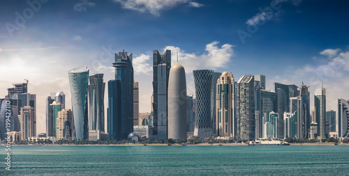 Die Bucht und Skyline von Doha, Katar, an einem sonnigen Nachmittag © moofushi