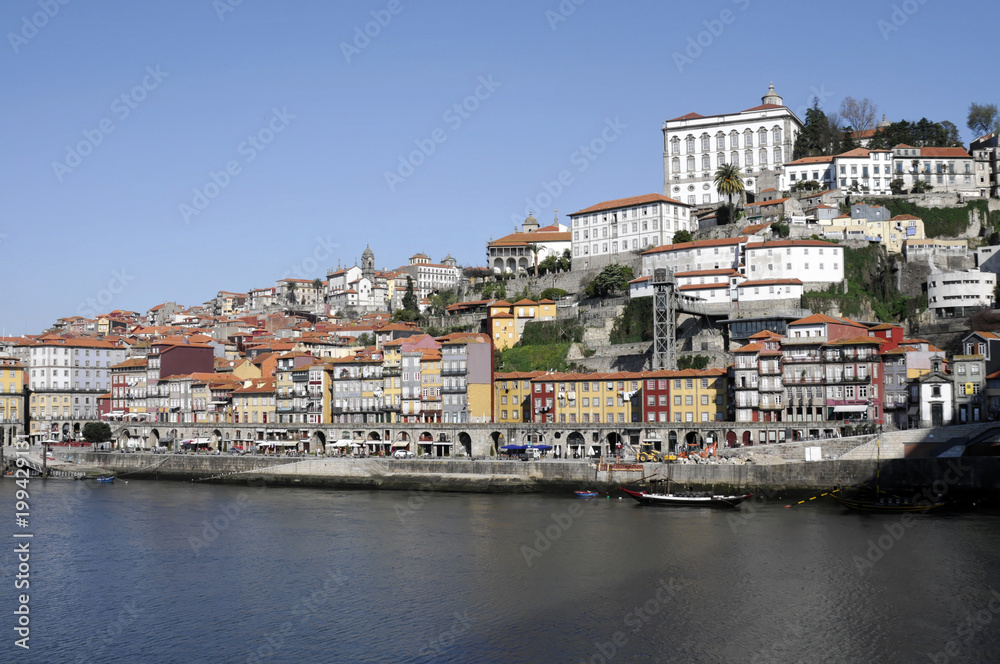 Blick von dem Stadtteil Vila Nova de Gaia auf die Altstadt von Porto mit dem Fluss Rio Duoro, hinten die Brücke Ponte de Arrábida, Porto, UNESCO Weltkulturerbe, Portugal, Europa