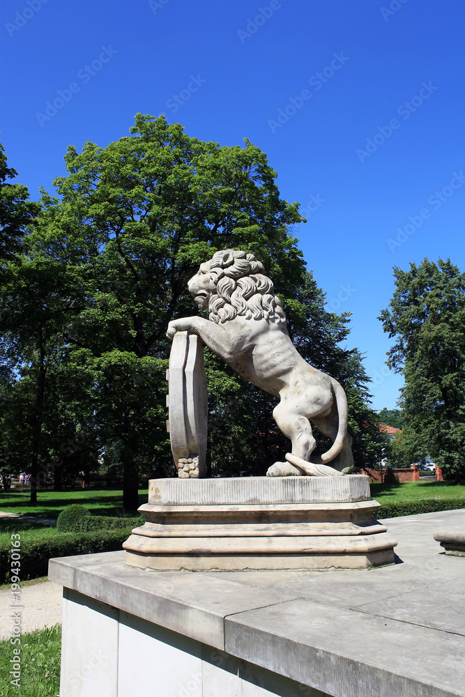 Lion sculpture, side view