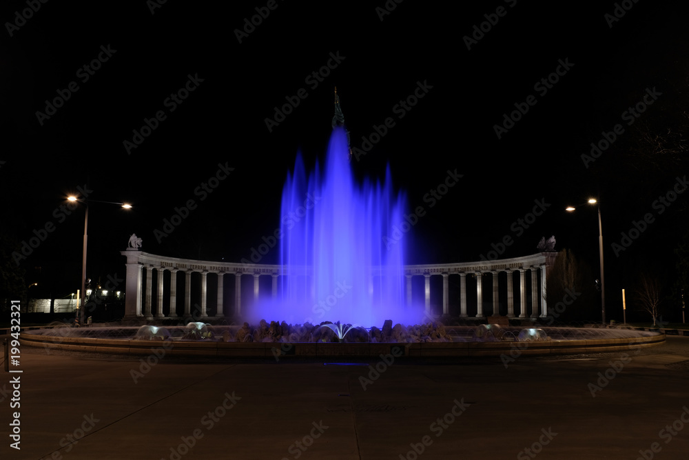 Hochstrahlbrunnen in Blau, Schwarzenbergplatz, Wien, Nacht