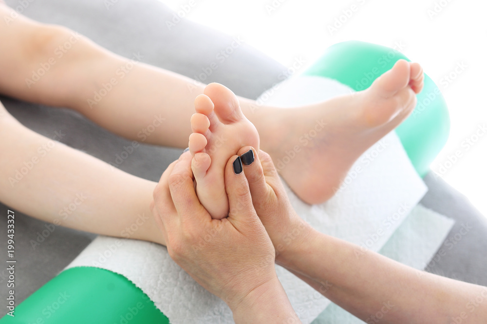 Akupresura stóp. Masażysta wykonuje punktowy masaż stopy dziecka. Stock  Photo | Adobe Stock