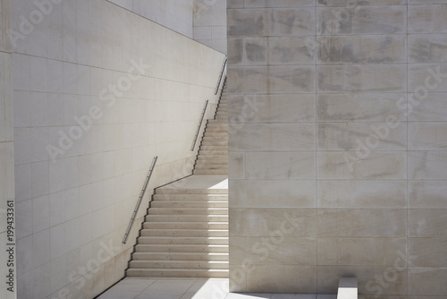Escaleras de mármol claro en horizontal minimalistas con espacio y aire photo