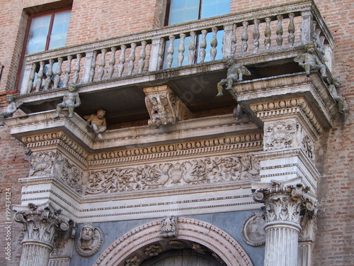 antico balcone con cherubini a ferrara