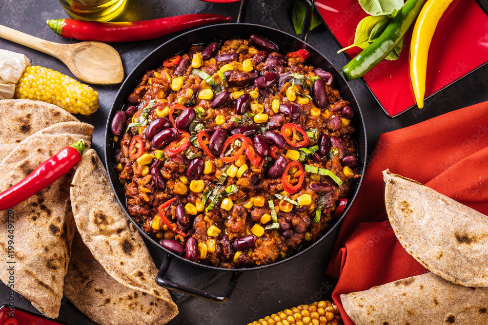 Chilli con carne und frische selbstgemachte Tortillas Stock Photo ...