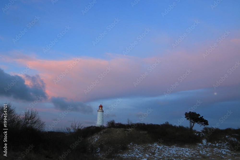 pastell pink leuchten die Wolken am Leuchtturm