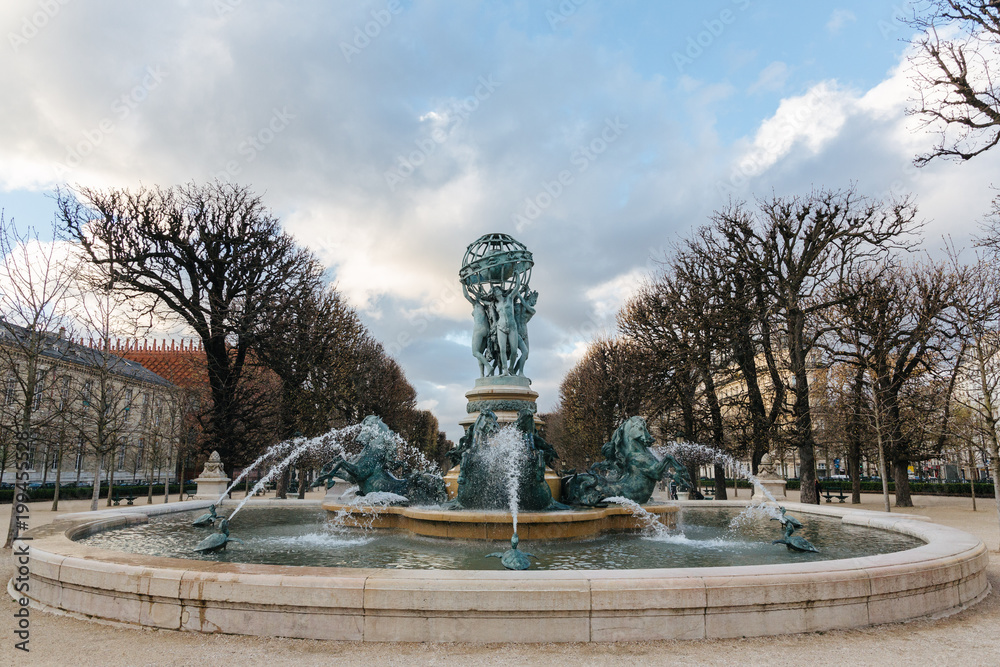 Fototapeta premium Fontaine de l'Observatoire in Paris, France