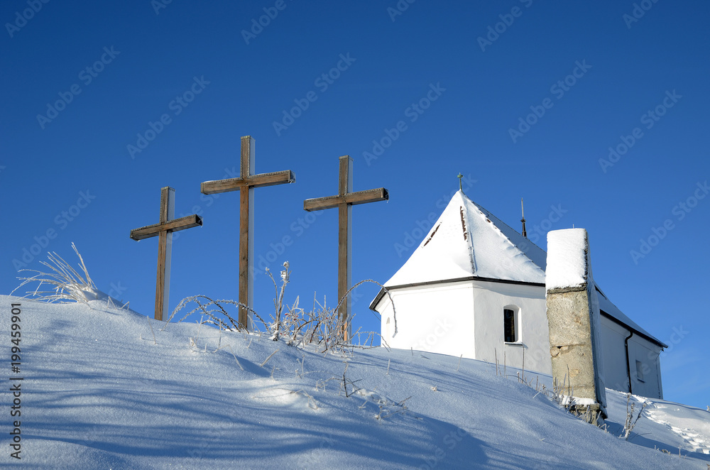 Kreuze vor Salmendinger Kapelle; Schwäbische Alb; Kornbühl; Winter