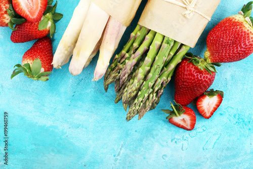 White and green asparagus with strawberries