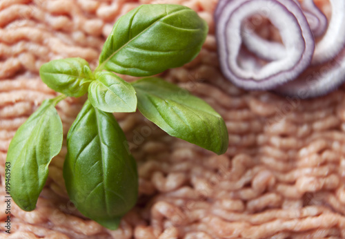 hachis de viande frais et basilic photo