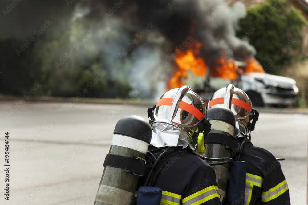 Obraz premium french firefighter binomial attac on car fire