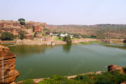 Вид с вершины скалы на рукотворный пруд Agastya в индийском городе Бадами