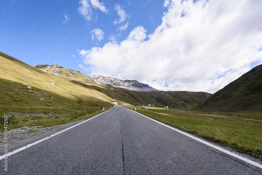 Fototapeta premium Bonitos puertos de montaña en las dolomitas de Italia