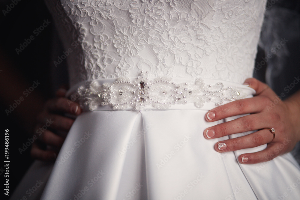 Naklejka premium white wedding dress and bride's hands with manicure