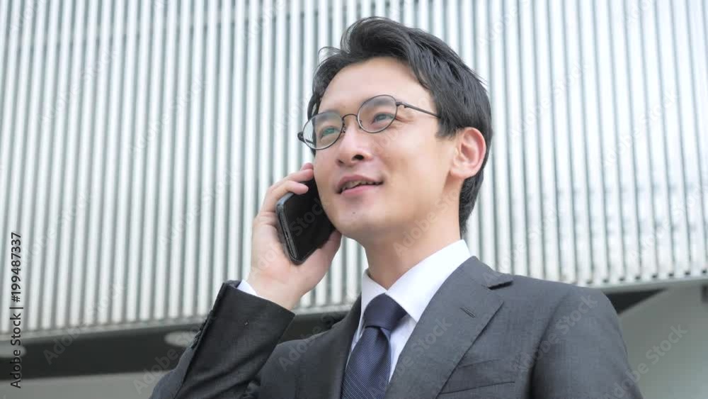 電話をするビジネスマン 電話をするビジネスマン
