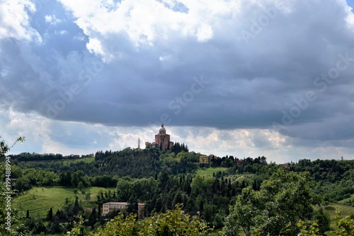 Cielo basso sulla chiesa viste nuvole 