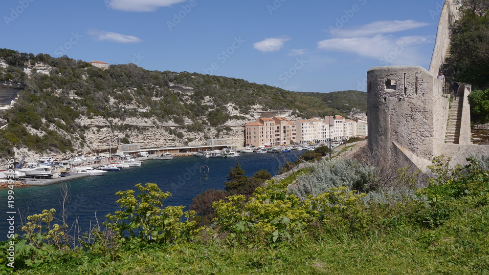 Hafenstadt Bonifacio auf Kalksteinfelsen, im Süden von Korsika