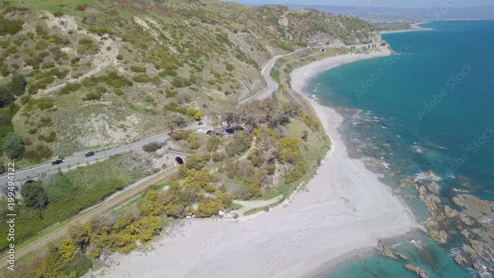Vista aerea scogli in riva alla spiaggia calabrese