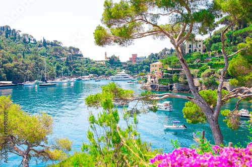 Fotografia Beautiful sea coast with colorful houses in Portofino, Liguria, Italy