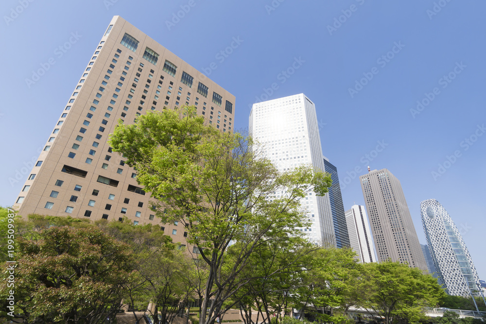 Obraz premium 東京風景・春・新緑・青空・新宿