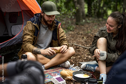 Friends camping in the forest together © Rawpixel.com