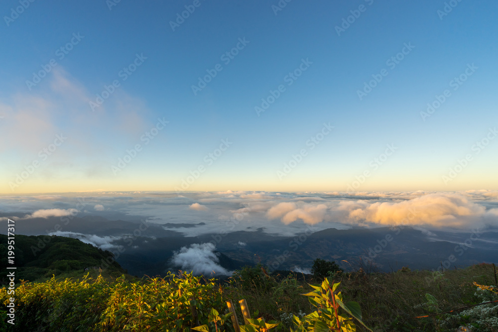 Obraz premium scenic of morning sky with cloud and fog on hill of kew mae pan