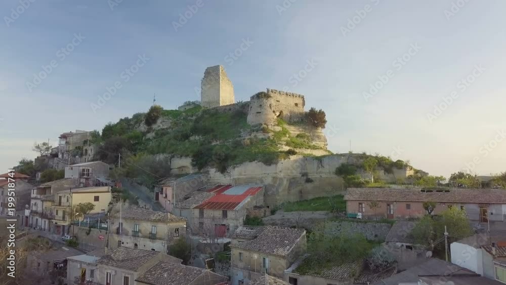 Castello con torre medievale in Italia, costruito per avvistamento e difesa della popolazione dalle invasioni saracene. Vista aerea. Castello con torre medievale in Italia, costruito per avvistamento e difesa della popolazione dalle invasioni saracene. Vista aerea.