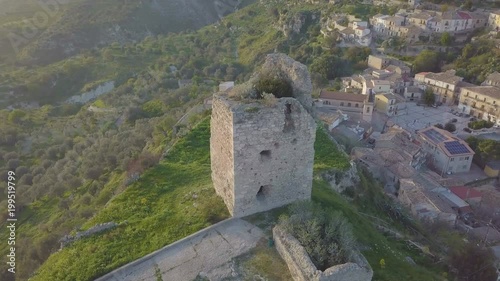 Castello con torre medievale in Italia, costruito per avvistamento e difesa della popolazione dalle invasioni saracene. Vista aerea. photo