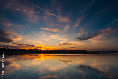 Zachód słońca nad jeziorem © Adam Kraszewski