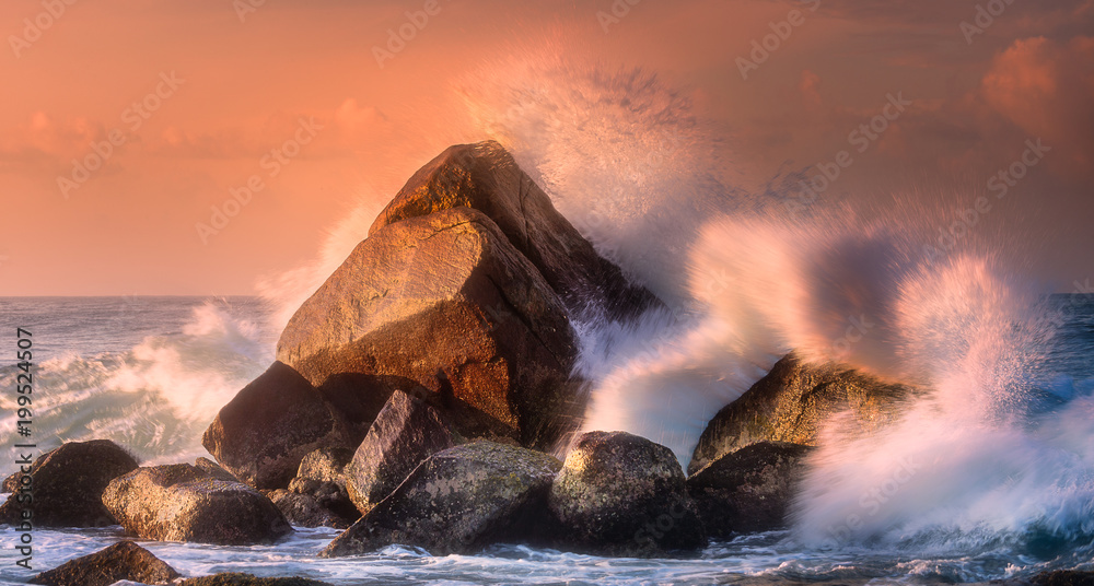 Obraz premium Tropikalna plaża ze skałami i dużymi falami