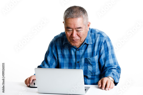 パソコンを操作する高齢者男性