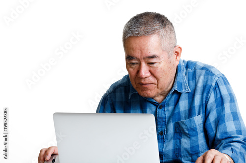 パソコンを操作する高齢者男性