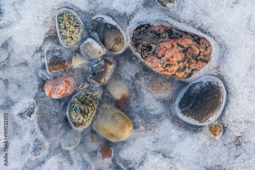 Winter am Strand - Kieselsteine im Eis